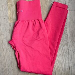 NVGTN Kids Leggings in Vivid Pink